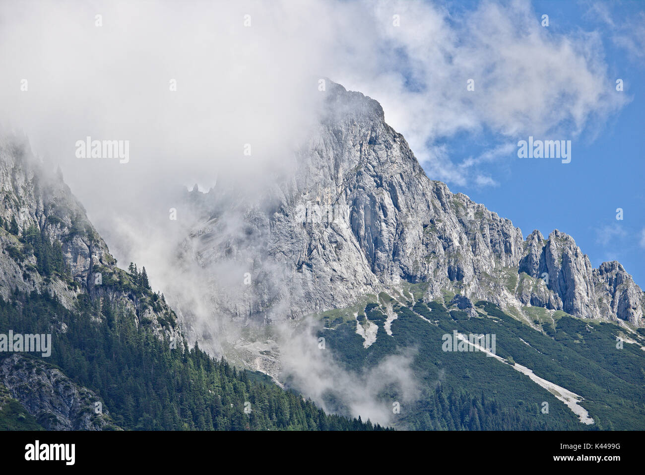 Forte pente rocheuse d'une montagne en partie couverte par la brume dans la gamme Tennen dans les Alpes autrichiennes près de la ville de Werfen Banque D'Images