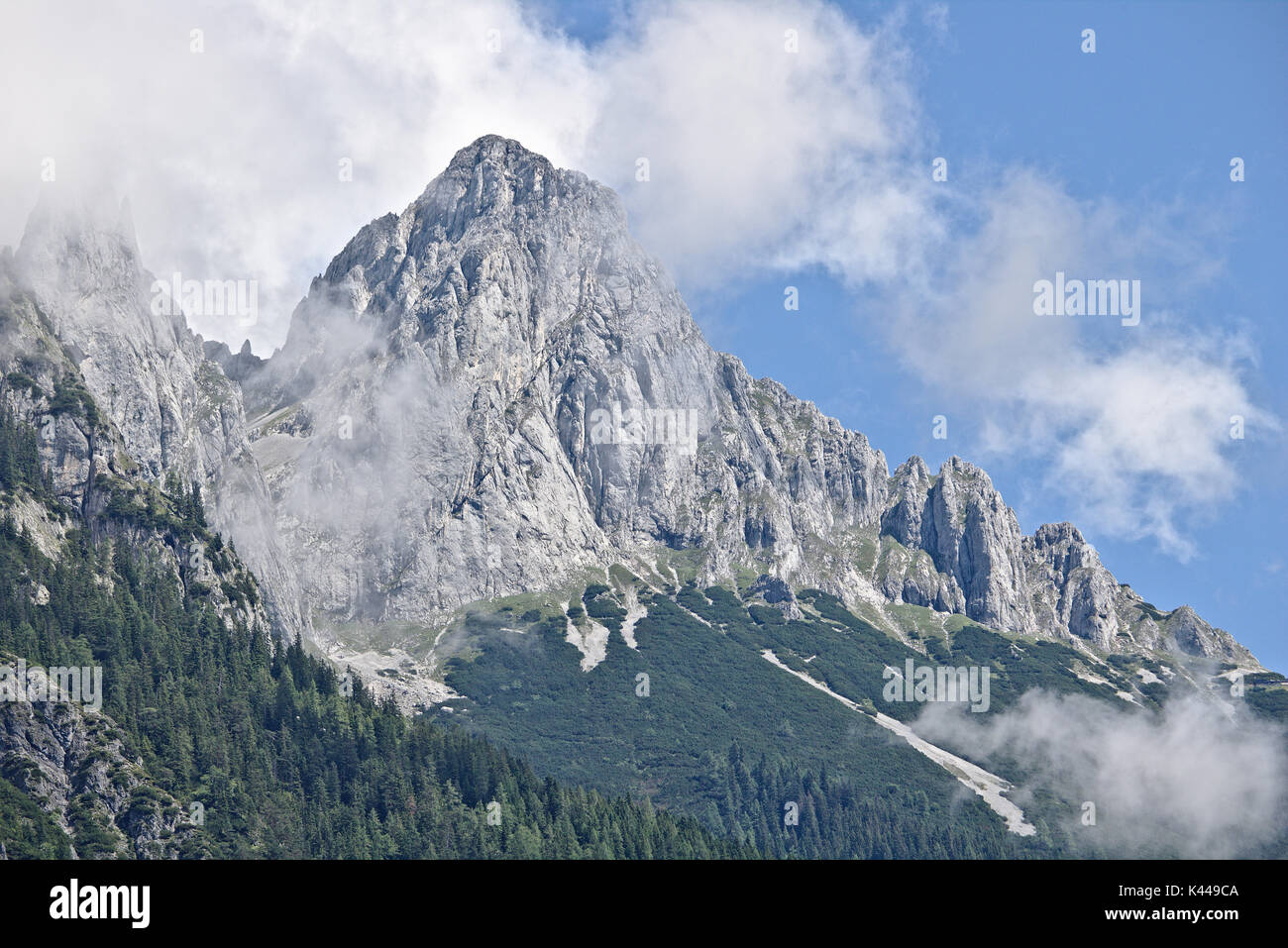 Forte pente rocheuse d'une montagne en partie couverte par la brume dans la gamme Tennen dans les Alpes autrichiennes près de la ville de Werfen Banque D'Images