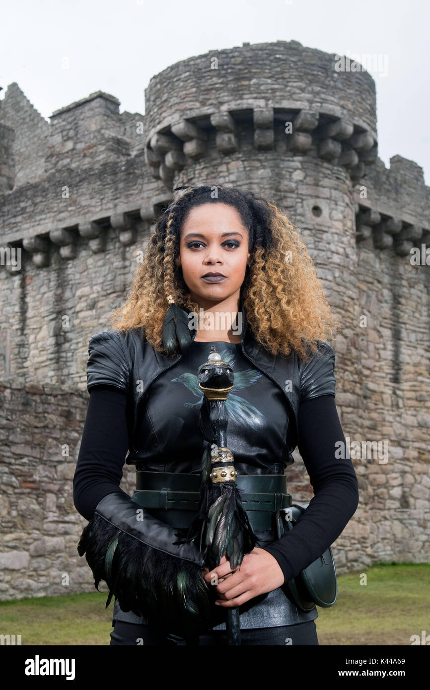 Photo : spectacle d'aventure fantasy pour enfants CBBC, Raven filmant au château de craigmillar, Aisha Toussaint as Raven Banque D'Images