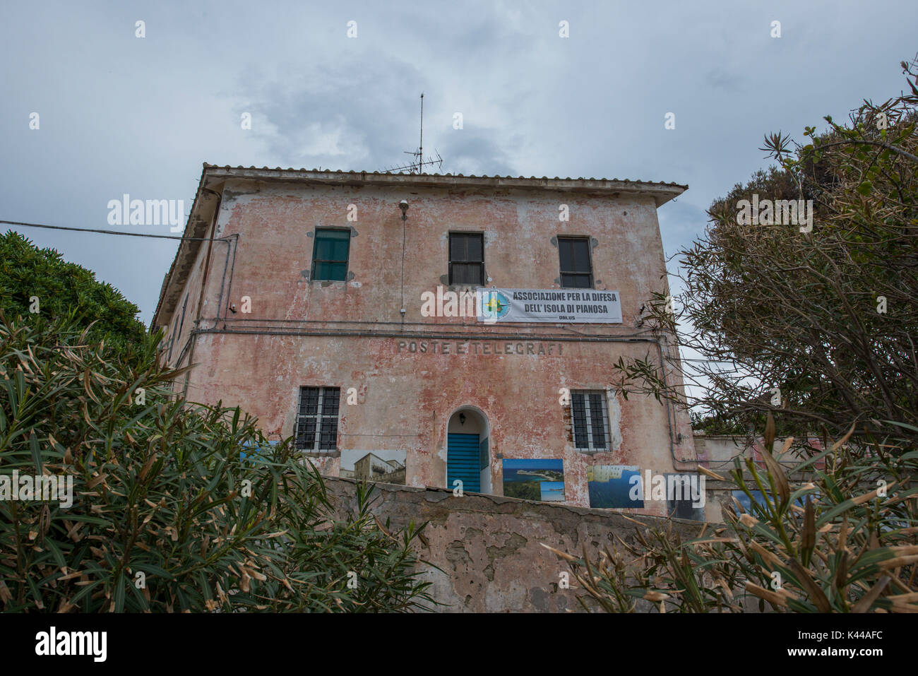 L'île de Pianosa, Parc National de l'Archipel Toscan, Toscane, Italie maisons anciennes. Banque D'Images