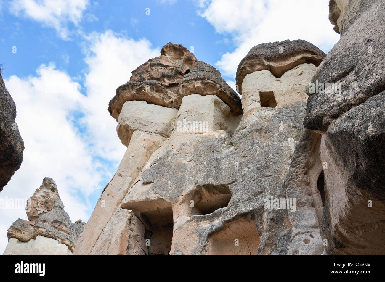 Vue de l'intérieur sur les cheminées de fées, Pasabaglari en Turquie dans la région d'Kapakocia. Banque D'Images