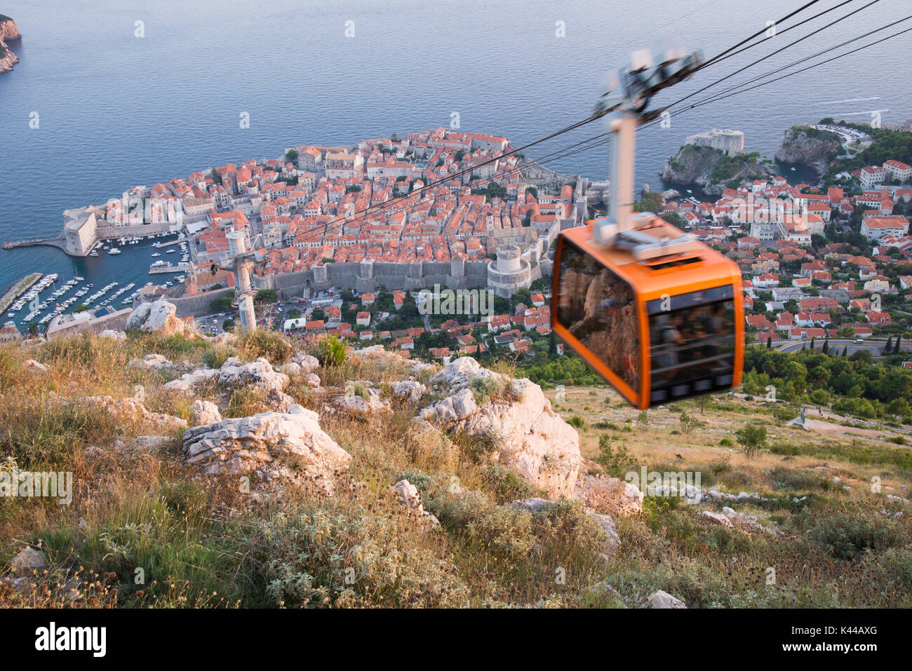 Vieille ville de Dubrovnik de la colline de Srd. Il y a un téléphérique pour arriver dans le haut de la colline en quatre minutes. Banque D'Images