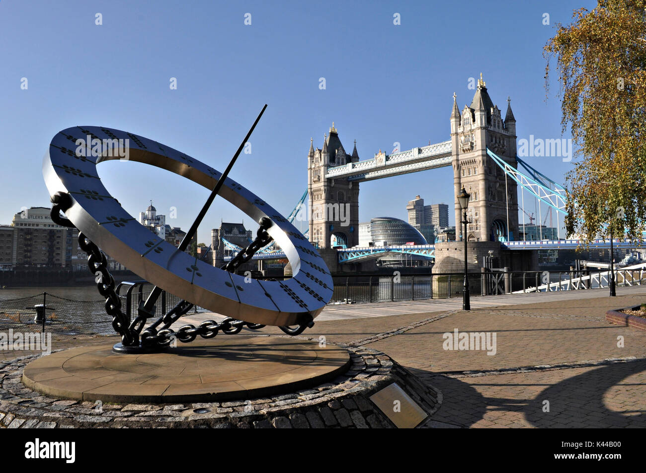 Le Tower Bridge et le garde-temps sculpture, représentant un cadran solaire, Wendy Taylor. Symbole de la ville de Londres, ce monument ne déçoit jamais, avec ses tours de style néo-gothique et câbles soutenant couleur bleu est un véritable spectacle. Banque D'Images