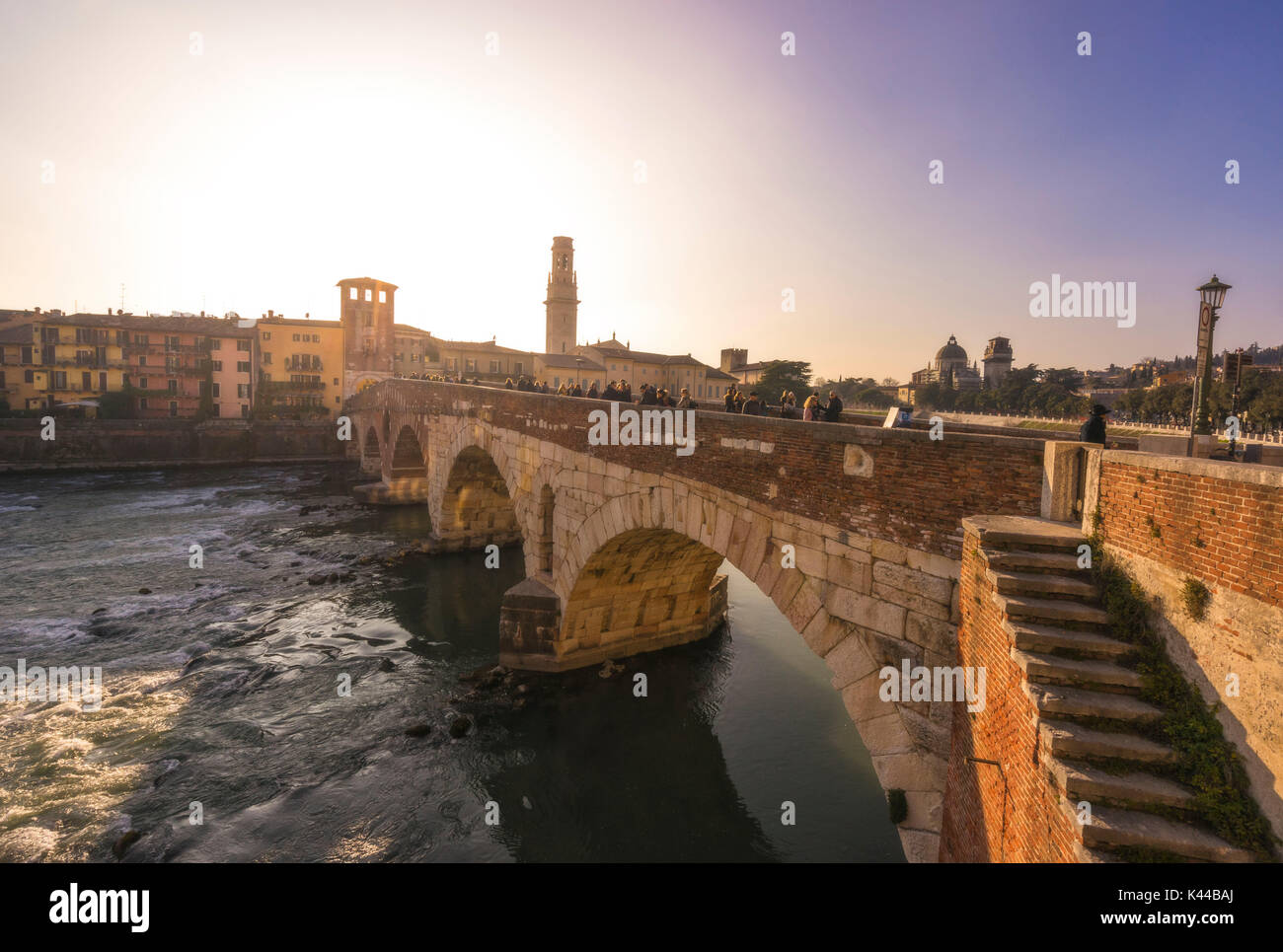 Vérone, Vénétie, Italie. Ponte Pietra pont pendant un coucher de soleil. Banque D'Images