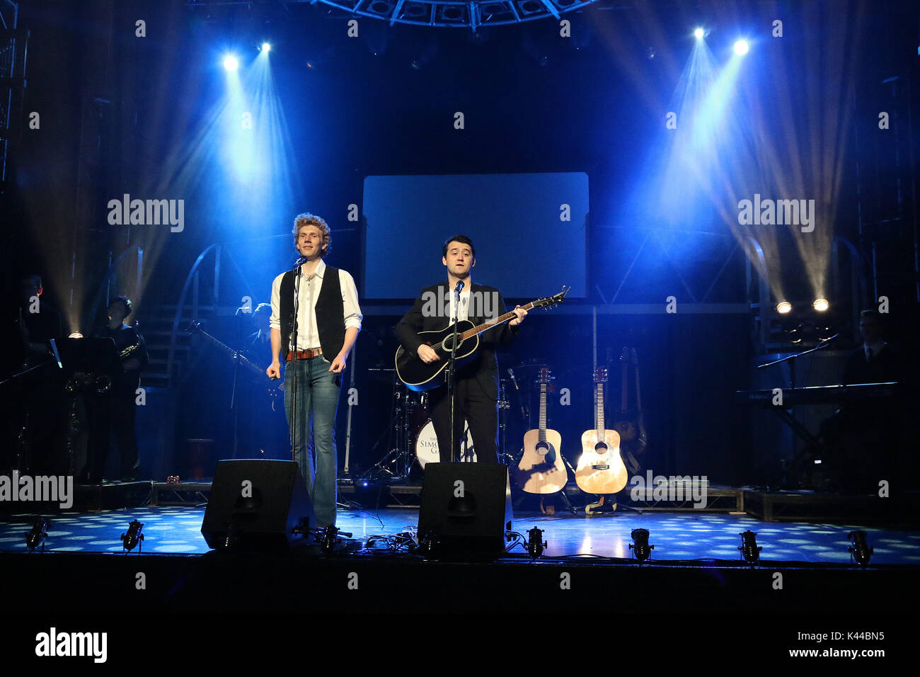 Londres, Royaume-Uni. 08Th Sep 2017. Sam O'Hanlon (Paul Simon), Charles Blyth (Art Garfunkel), l'histoire de Simon & Garfunkel - Production photo, Lyric Theatre, Londres UK, 04 septembre 2017, photo de Richard Goldschmidt, Simon & Garfunkel l histoire se public à travers leur ascension fulgurante des hauts et des bas. De leurs humbles débuts, jusqu'à leur succès dans le monde entier et amère rupture, culminant avec une étonnante reconstitution de leur réforme Central Park 1981 concert. À l'aide d'actualités contemporain, annonces et extraits de films des années 1960 et au-delà. Credit : Riche Gold/Alamy Live News Banque D'Images