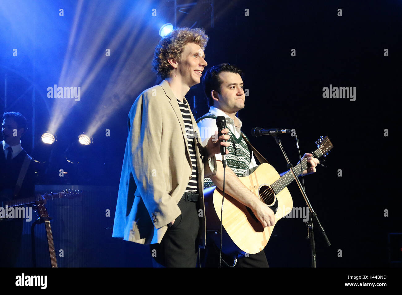 Londres, Royaume-Uni. 08Th Sep 2017. Sam O'Hanlon (Paul Simon), Charles Blyth (Art Garfunkel), l'histoire de Simon & Garfunkel - Production photo, Lyric Theatre, Londres UK, 04 septembre 2017, photo de Richard Goldschmidt, Simon & Garfunkel l histoire se public à travers leur ascension fulgurante des hauts et des bas. De leurs humbles débuts, jusqu'à leur succès dans le monde entier et amère rupture, culminant avec une étonnante reconstitution de leur réforme Central Park 1981 concert. À l'aide d'actualités contemporain, annonces et extraits de films des années 1960 et au-delà. Credit : Riche Gold/Alamy Live News Banque D'Images