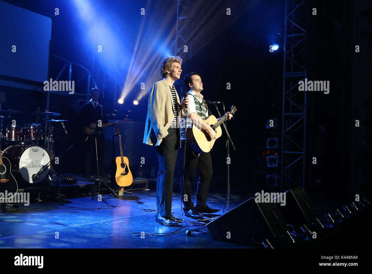 Londres, Royaume-Uni. 08Th Sep 2017. Sam O'Hanlon (Paul Simon), Charles Blyth (Art Garfunkel), l'histoire de Simon & Garfunkel - Production photo, Lyric Theatre, Londres UK, 04 septembre 2017, photo de Richard Goldschmidt, Simon & Garfunkel l histoire se public à travers leur ascension fulgurante des hauts et des bas. De leurs humbles débuts, jusqu'à leur succès dans le monde entier et amère rupture, culminant avec une étonnante reconstitution de leur réforme Central Park 1981 concert. À l'aide d'actualités contemporain, annonces et extraits de films des années 1960 et au-delà. Credit : Riche Gold/Alamy Live News Banque D'Images
