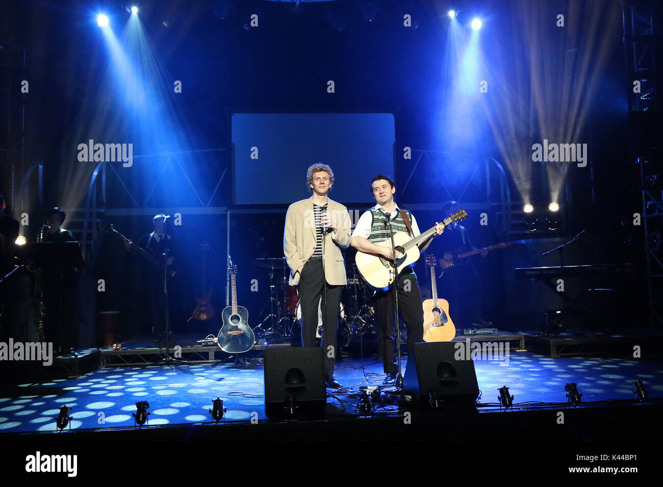 Londres, Royaume-Uni. 08Th Sep 2017. Sam O'Hanlon (Paul Simon), Charles Blyth (Art Garfunkel), l'histoire de Simon & Garfunkel - Production photo, Lyric Theatre, Londres UK, 04 septembre 2017, photo de Richard Goldschmidt, Simon & Garfunkel l histoire se public à travers leur ascension fulgurante des hauts et des bas. De leurs humbles débuts, jusqu'à leur succès dans le monde entier et amère rupture, culminant avec une étonnante reconstitution de leur réforme Central Park 1981 concert. À l'aide d'actualités contemporain, annonces et extraits de films des années 1960 et au-delà. Credit : Riche Gold/Alamy Live News Banque D'Images