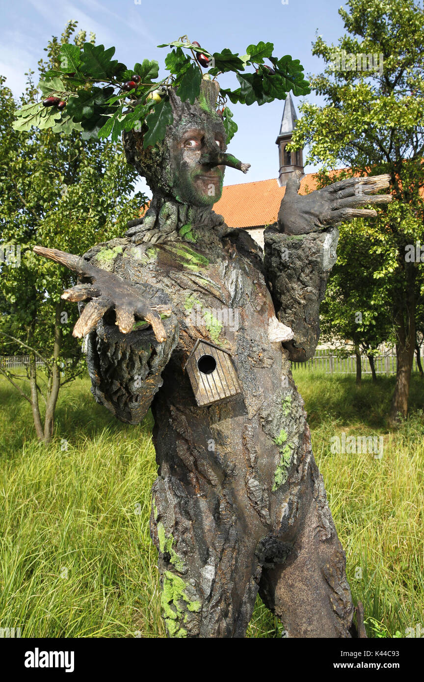 Wittenburg, Deutschland. Août 30, 2017. GEEK ART - Bodypainting répond à SciFi, l'imaginaire et les fées : photoshooting avec modèle Maria et Enrico comme êtres humains d'arbres dans le jardin du monastère de l'église du monastère Wittenburg le 30 août 2017 - Un projet de l'Tschiponnique Skupin et le photographe et transformaker bodypainter Enrico Lein | Verwendung weltweit Crédit : afp/Alamy Live News Banque D'Images