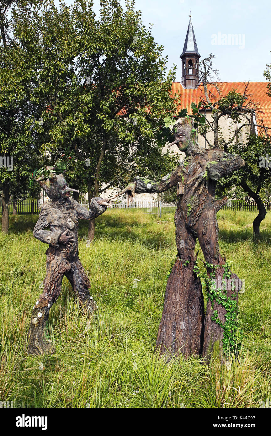 Wittenburg, Deutschland. Août 30, 2017. GEEK ART - Bodypainting répond à SciFi, l'imaginaire et les fées : photoshooting avec modèle Maria et Enrico comme êtres humains d'arbres dans le jardin du monastère de l'église du monastère Wittenburg le 30 août 2017 - Un projet de l'Tschiponnique Skupin et le photographe et transformaker bodypainter Enrico Lein | Verwendung weltweit Crédit : afp/Alamy Live News Banque D'Images