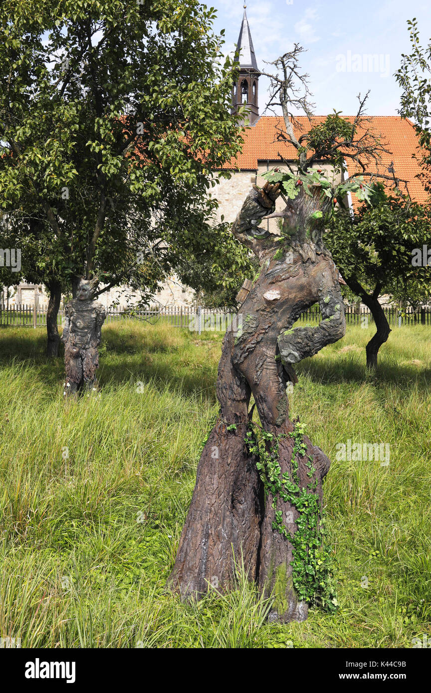 Wittenburg, Deutschland. Août 30, 2017. GEEK ART - Bodypainting répond à SciFi, l'imaginaire et les fées : photoshooting avec modèle Maria et Enrico comme êtres humains d'arbres dans le jardin du monastère de l'église du monastère Wittenburg le 30 août 2017 - Un projet de l'Tschiponnique Skupin et le photographe et transformaker bodypainter Enrico Lein | Verwendung weltweit Crédit : afp/Alamy Live News Banque D'Images