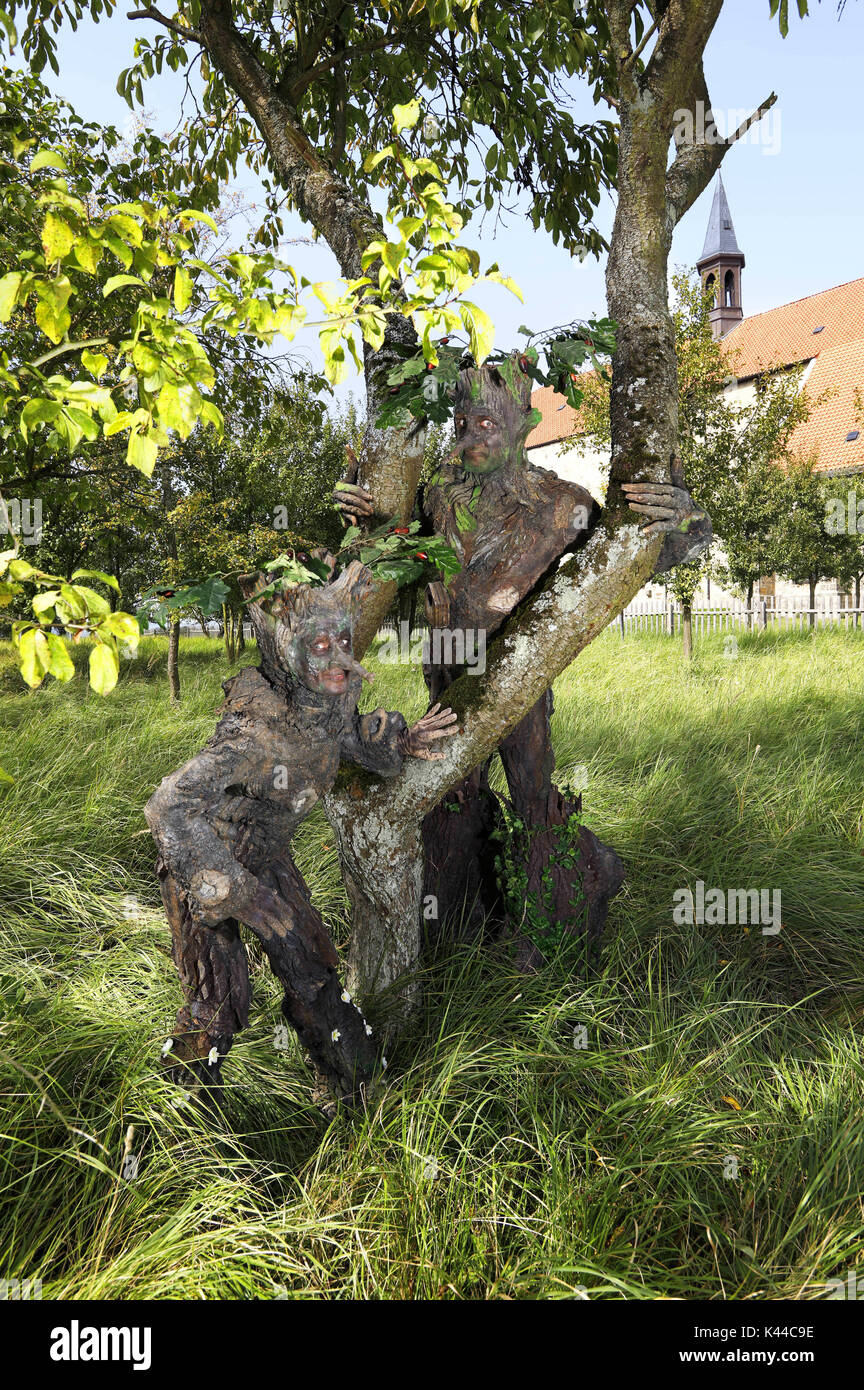 Wittenburg, Deutschland. Août 30, 2017. GEEK ART - Bodypainting répond à SciFi, l'imaginaire et les fées : photoshooting avec modèle Maria et Enrico comme êtres humains d'arbres dans le jardin du monastère de l'église du monastère Wittenburg le 30 août 2017 - Un projet de l'Tschiponnique Skupin et le photographe et transformaker bodypainter Enrico Lein | Verwendung weltweit Crédit : afp/Alamy Live News Banque D'Images