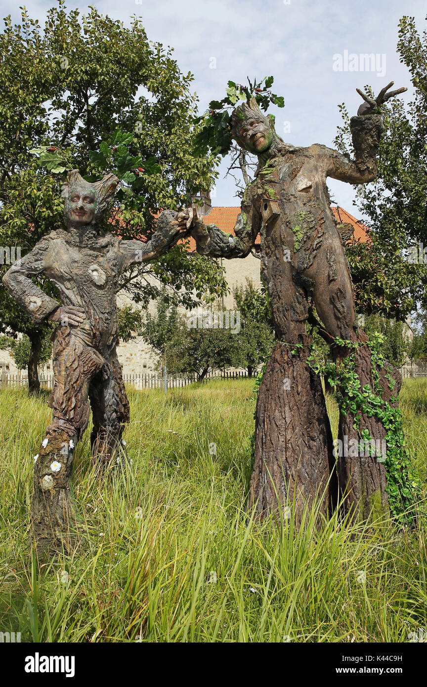 Wittenburg, Deutschland. Août 30, 2017. GEEK ART - Bodypainting répond à SciFi, l'imaginaire et les fées : photoshooting avec modèle Maria et Enrico comme êtres humains d'arbres dans le jardin du monastère de l'église du monastère Wittenburg le 30 août 2017 - Un projet de l'Tschiponnique Skupin et le photographe et transformaker bodypainter Enrico Lein | Verwendung weltweit Crédit : afp/Alamy Live News Banque D'Images