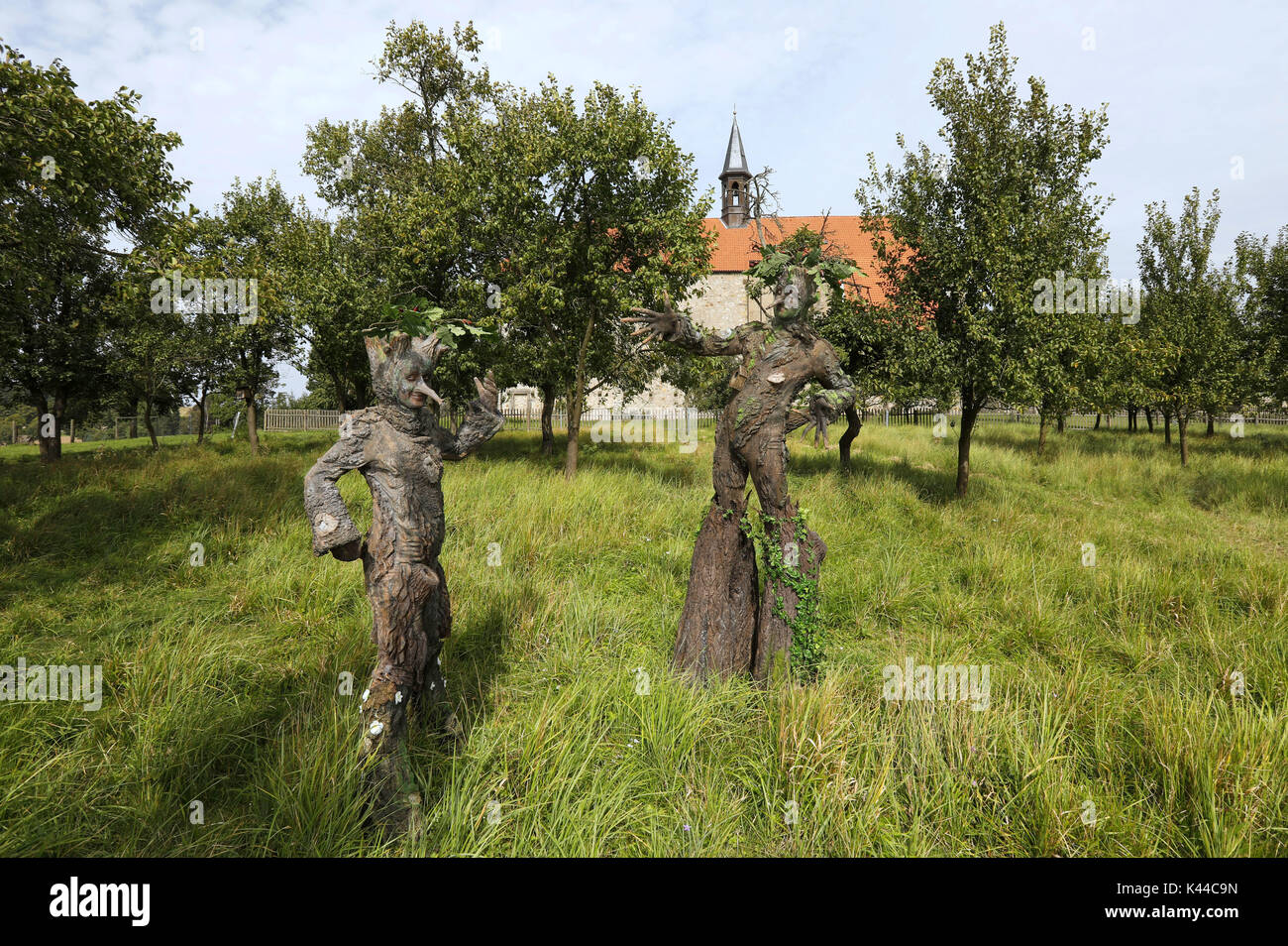 Wittenburg, Deutschland. Août 30, 2017. GEEK ART - Bodypainting répond à SciFi, l'imaginaire et les fées : photoshooting avec modèle Maria et Enrico comme êtres humains d'arbres dans le jardin du monastère de l'église du monastère Wittenburg le 30 août 2017 - Un projet de l'Tschiponnique Skupin et le photographe et transformaker bodypainter Enrico Lein | Verwendung weltweit Crédit : afp/Alamy Live News Banque D'Images