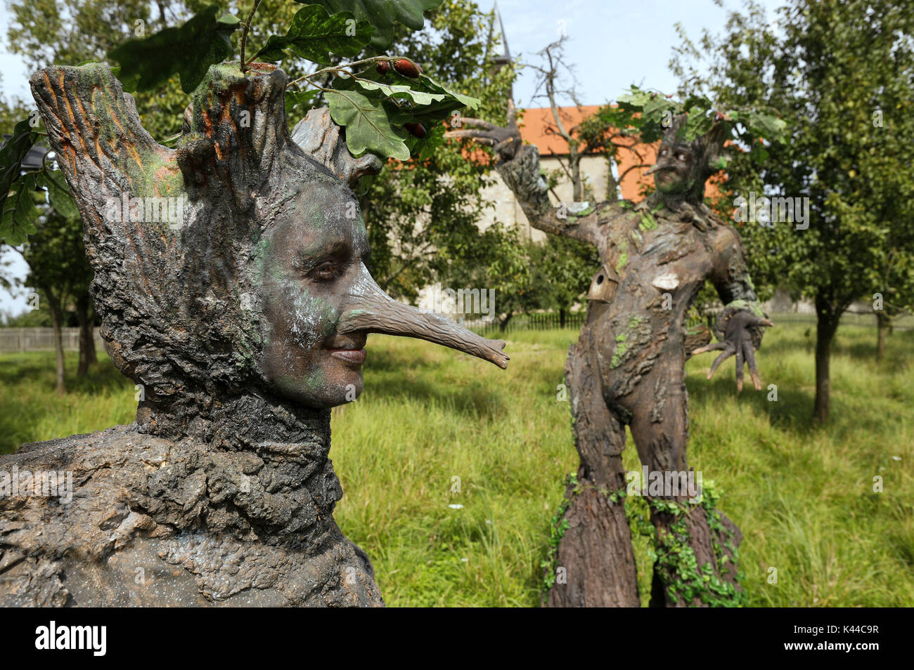 Wittenburg, Deutschland. Août 30, 2017. GEEK ART - Bodypainting répond à SciFi, l'imaginaire et les fées : photoshooting avec modèle Maria et Enrico comme êtres humains d'arbres dans le jardin du monastère de l'église du monastère Wittenburg le 30 août 2017 - Un projet de l'Tschiponnique Skupin et le photographe et transformaker bodypainter Enrico Lein | Verwendung weltweit Crédit : afp/Alamy Live News Banque D'Images