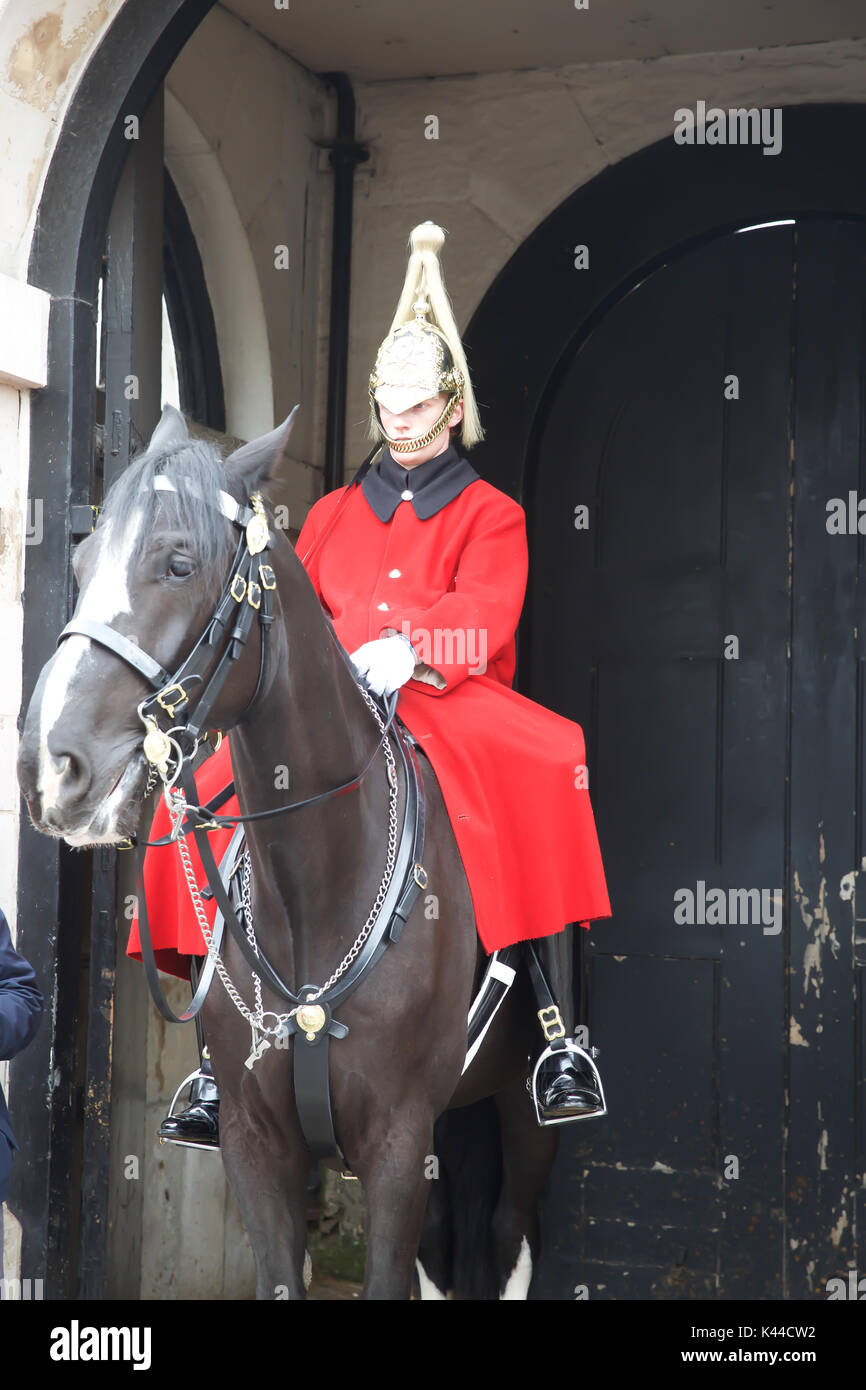 Londres, Royaume-Uni. 16Th Jun 2017. Un gris sombre et humide pour démarrer la semaine de travail dans la région de Horse Guards Parade Londres après les vacances d'été et les enfants commencent à retourner à l'école Photo : Keith Larby/Alamy Live News Banque D'Images