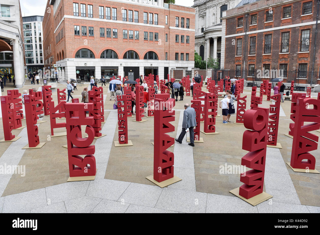 Londres, Royaume-Uni. 4 septembre 2017. 104 noms en trois dimensions ont été installés à Paternoster Square près de la cathédrale St Paul à l'occasion du lancement de l'Créer une campagne Cancer du Sang Visible'. Conçu par Paul Cocksedge, la forêt de noms représente les 104 personnes ayant reçu un diagnostic de cancer du sang tous les jours. Chaque pièce symbolise un individu avec cancer du sang, la hauteur correspond à la hauteur de cet individu et porte un write-up de leur type particulier de cancer du sang. Crédit : Stephen Chung / Alamy Live News Banque D'Images