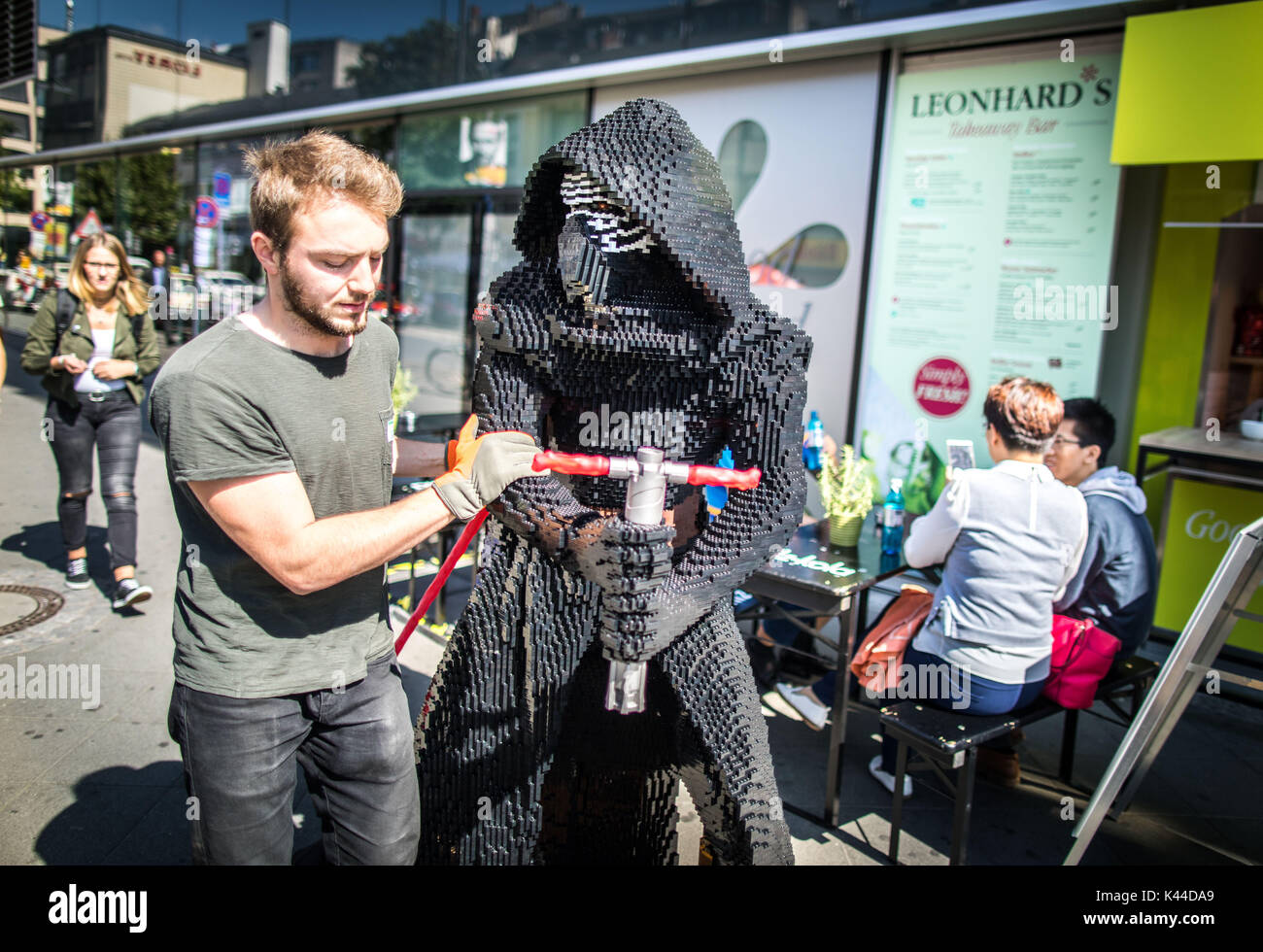 La figure de la Star Wars villain Kylo Ren est en cours dans un grand magasin où elle fera partie de la décoration de la guerre des étoiles à Francfort/Main, Allemagne, 04 septembre 2017. Photo : Frank Rumpenhorst/dpa Banque D'Images