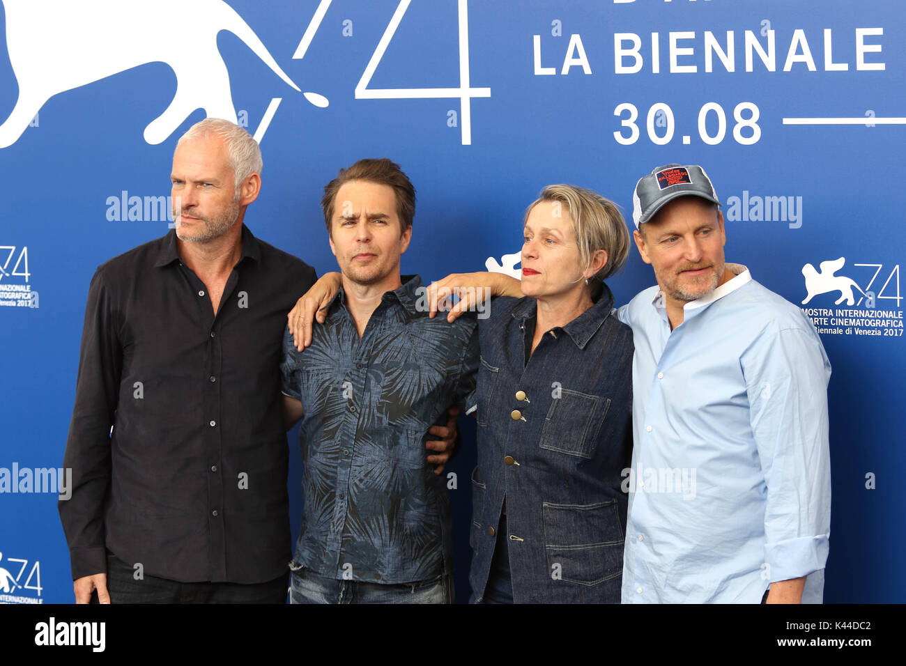 L'Europe, Italie, Lido di Venezia, 04 septembre 2017 : (L) le réalisateur Martin McDonagh, l'acteur Sam Rockwell, Frances McDormand, Woody Harrelson au photocall du film 'trois panneaux d'Extérieur Ebbing, Missouri' . 74e Festival International du Film de Venise Photo © Ottavia Da Re/Sintesi/Alamy Live News Banque D'Images