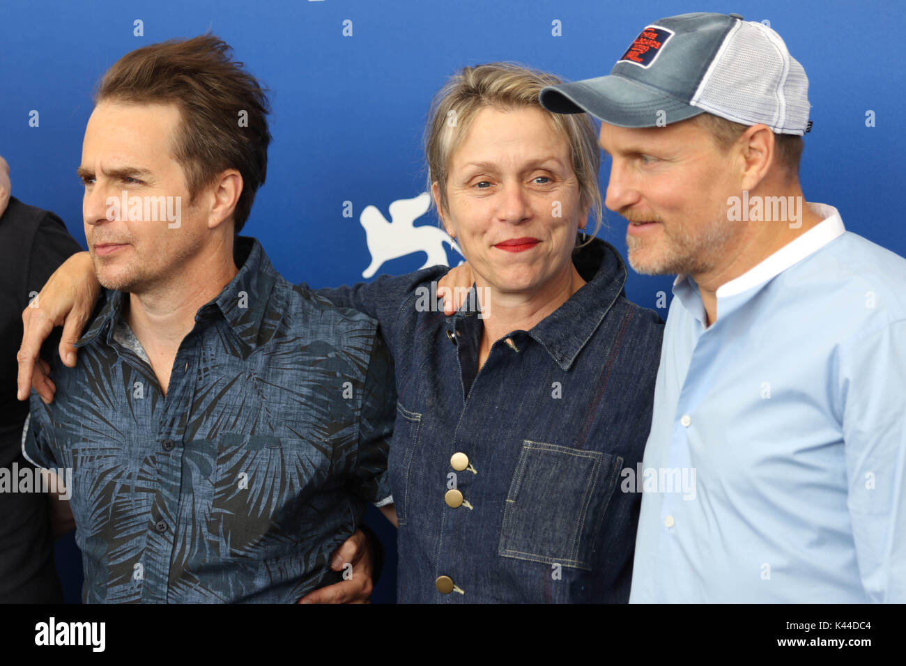 L'Europe, Italie, Lido di Venezia, 04 septembre 2017 : (L) l'acteur Sam Rockwell, Frances McDormand, Woody Harrelson au photocall du film 'trois panneaux d'Extérieur Ebbing, Missouri' . 74e Festival International du Film de Venise Photo © Ottavia Da Re/Sintesi/Alamy Live News Banque D'Images