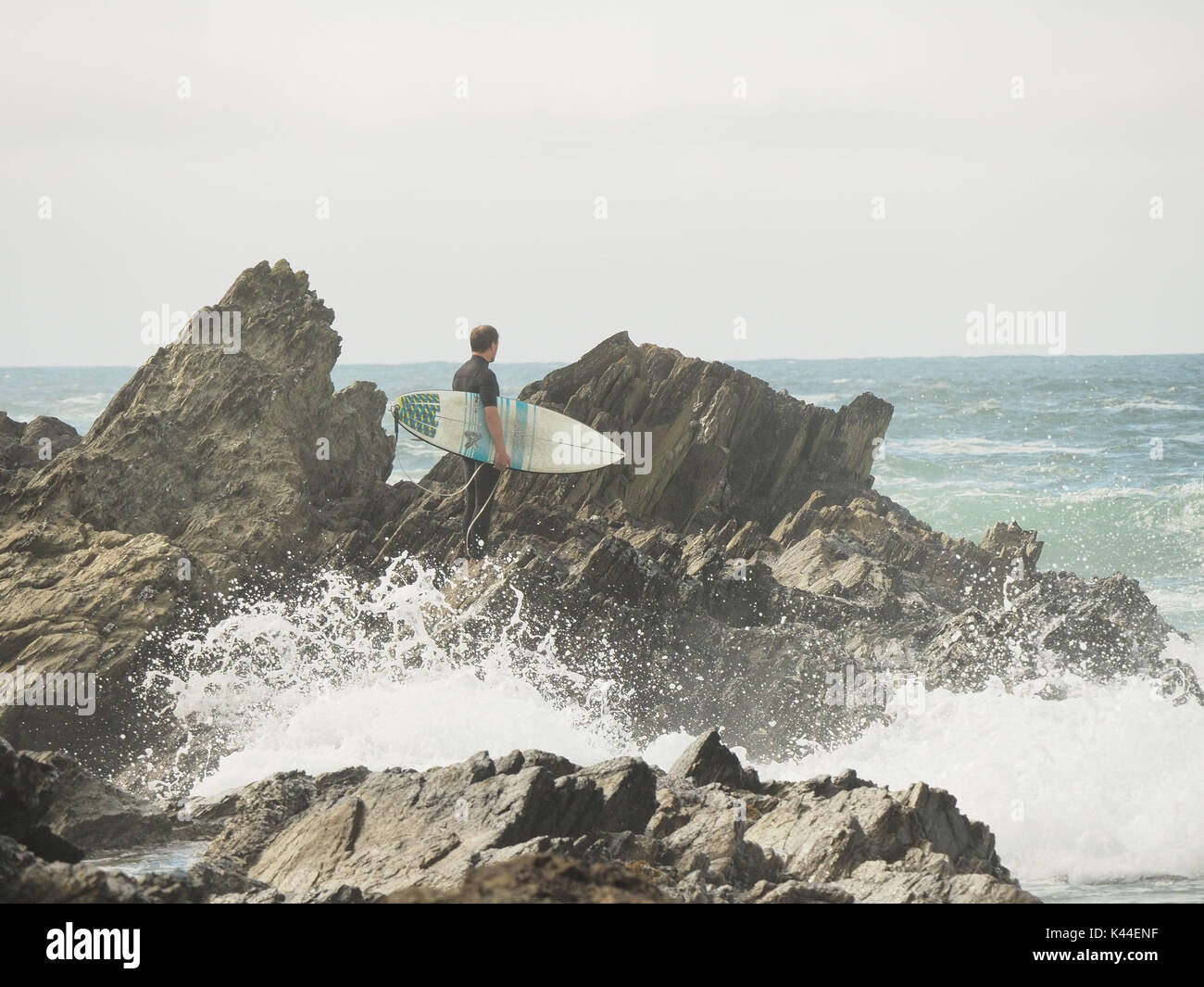 Baie de Fistral, Newquay, Royaume-Uni. 08Th Sep 2017. Les surfeurs et les pêcheurs et les spectateurs brave l'automne houle océanique à l'Est, la baie de Pentire Fistral. Crédit : Robert Taylor/Alamy Live News Banque D'Images