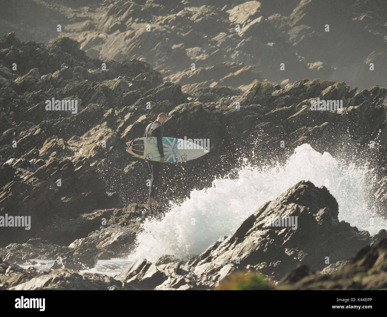 Baie de Fistral, Newquay, Royaume-Uni. 08Th Sep 2017. Les surfeurs et les pêcheurs et les spectateurs brave l'automne houle océanique à l'Est, la baie de Pentire Fistral. Crédit : Robert Taylor/Alamy Live News Banque D'Images