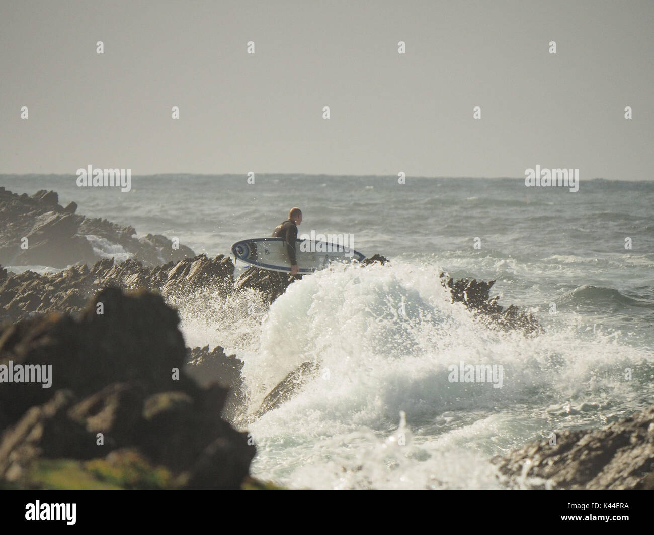 Baie de Fistral, Newquay, Royaume-Uni. 08Th Sep 2017. Les surfeurs et les pêcheurs et les spectateurs brave l'automne houle océanique à l'Est, la baie de Pentire Fistral. Crédit : Robert Taylor/Alamy Live News Banque D'Images