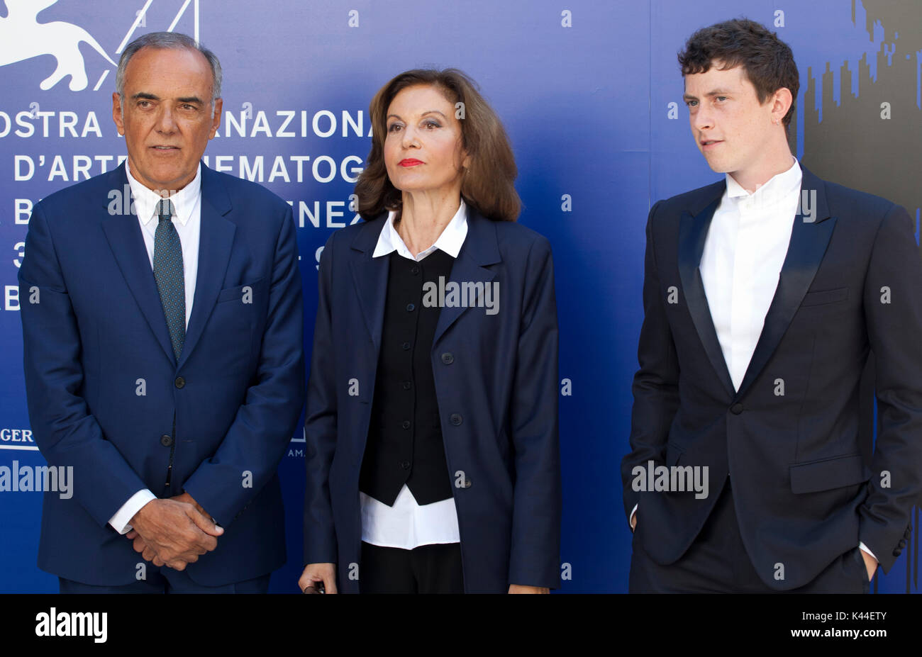 Venise, Italie. Sep, 2017 3. Le directeur du Festival, Alberto Barbera, Anne Fontaine et Finnegan Oldfield à la première du film Marvin à la 74e Festival du Film de Venise, Sala Darsena le dimanche 3 septembre 2017, le Lido de Venise, Italie. Credit : Doreen Kennedy/Alamy Live News Banque D'Images
