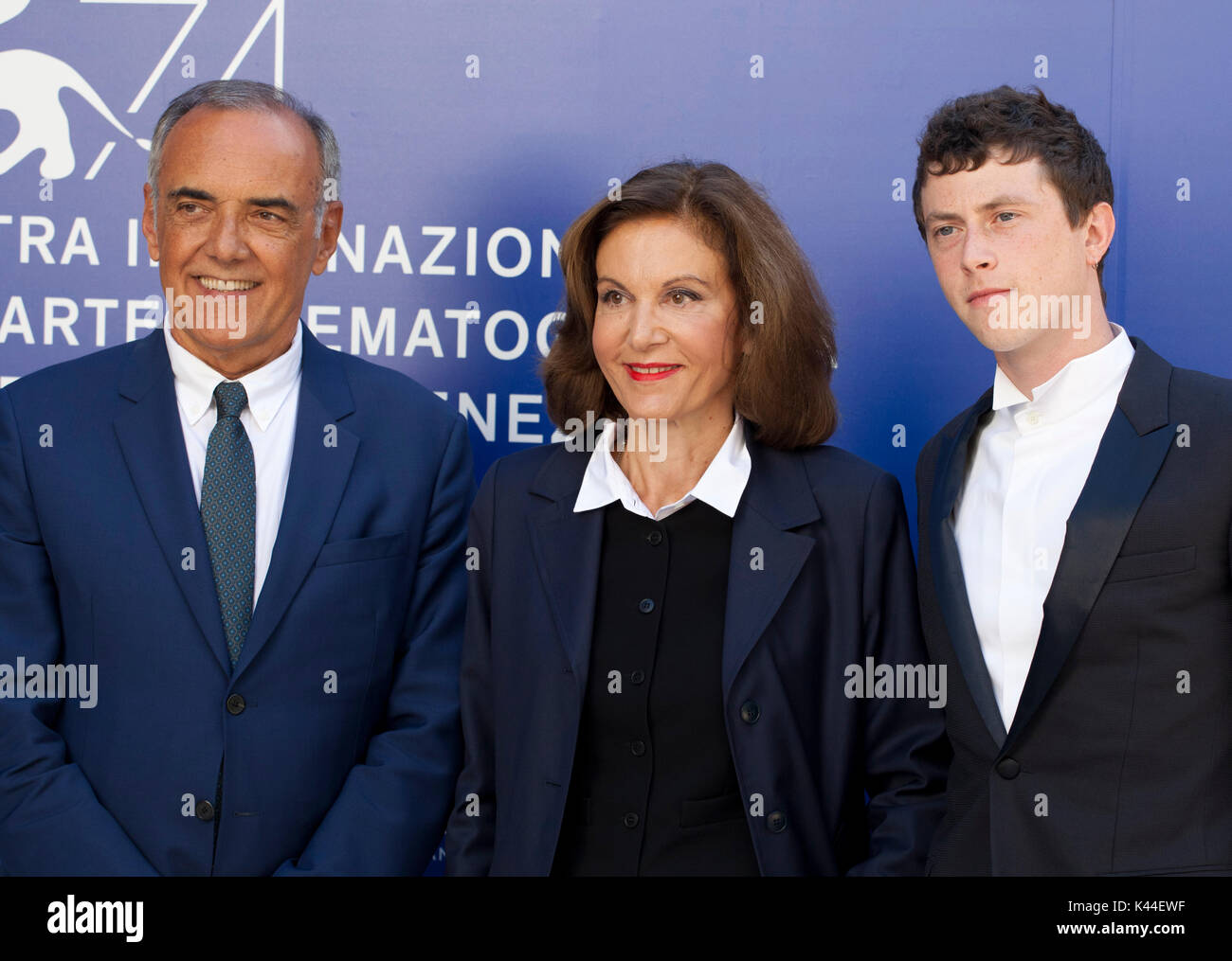 Venise, Italie. Sep, 2017 3. Le directeur du Festival, Alberto Barbera, Anne Fontaine et Finnegan Oldfield à la première du film Marvin à la 74e Festival du Film de Venise, Sala Darsena le dimanche 3 septembre 2017, le Lido de Venise, Italie. Credit : Doreen Kennedy/Alamy Live News Banque D'Images
