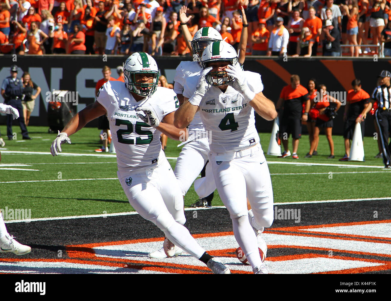 Reser Stadium, Corvallis, OR, USA. 09Th Sep 2017. La Portland State Vikings quarterback Josh Kraght (4) célèbre avec coéquipier Portland State Vikings running back Jason Talley (25) après le premier touché des Vikings NCAA football match entre l'Oregon State Beavers et l'état de Portland Vikings à Reser Stadium, Corvallis, OR. Larry C./LawsonCSM Alamy Live News Banque D'Images