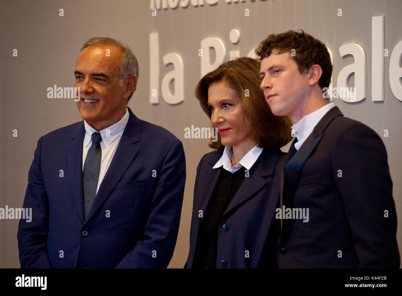 Venise, Italie. Sep, 2017 3. Le directeur du Festival, Alberto Barbera, Anne Fontaine et Finnegan Oldfield à la première du film Marvin à la 74e Festival du Film de Venise, Sala Darsena le dimanche 3 septembre 2017, le Lido de Venise, Italie. Credit : Doreen Kennedy/Alamy Live News Banque D'Images