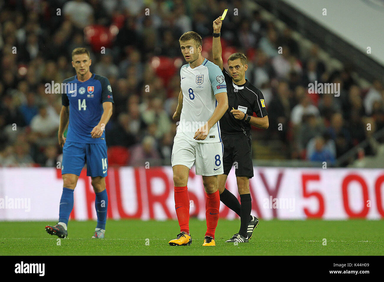 Eric Dier Dangleterre Est Montré Un Carton Jaune Par L