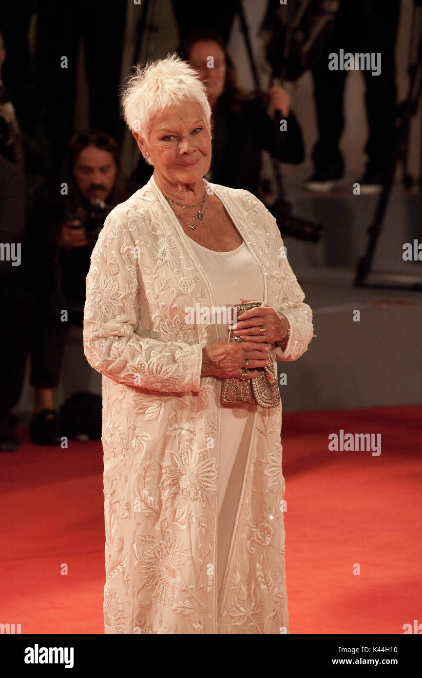 Judi Dench à la première du film Victoria & Abdul à la 74e Festival du Film de Venise, la Sala Grande le dimanche 3 septembre 2017, le Lido de Venise, Italie. Banque D'Images