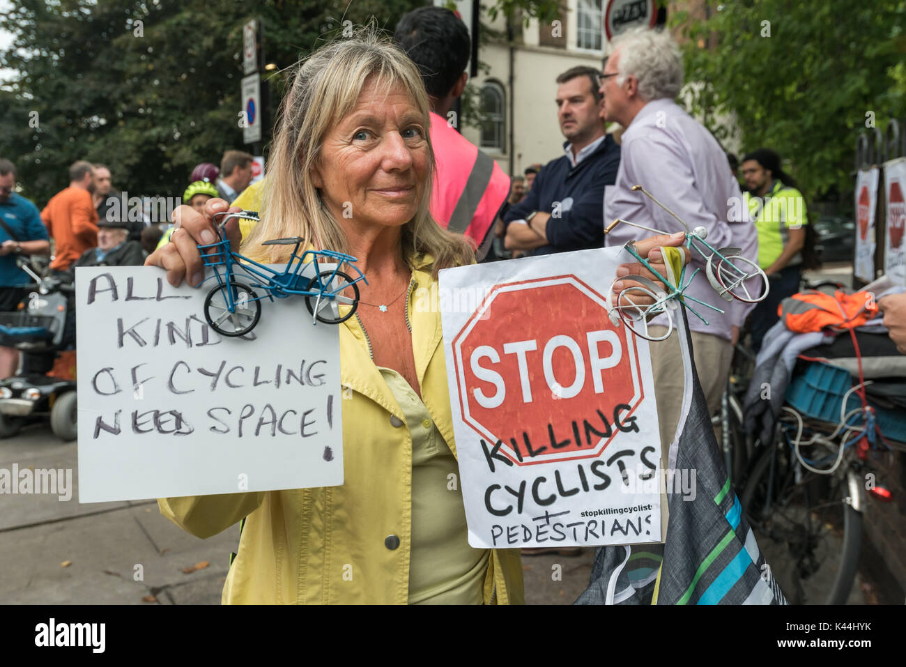 Londres, Royaume-Uni. 12Th Mar, 2017. Un bro contient jusqu'affiches et deux modèles de vélos à l'arrêter de tuer les cyclistes meurent et une veille pour Ardian Zagani, la 6e cycliste tués sur les routes de Londres cette année qui a été tué par un van sur le Camden Rd jeudi dernier. Après les discours appelant à la TfL, le maire de Londres et de conseils d'arrondissement, en particulier lorsque ce décès est survenu d'Islington, à rendre les routes de Londres sans danger pour les cyclistes et pour la police de faire respecter les limites de vitesse, il y avait un 10 minutes de silence dans l'emporte-pièce sur la route où il a été tué. Crédit : Peter Marshall/Alamy Live News Banque D'Images