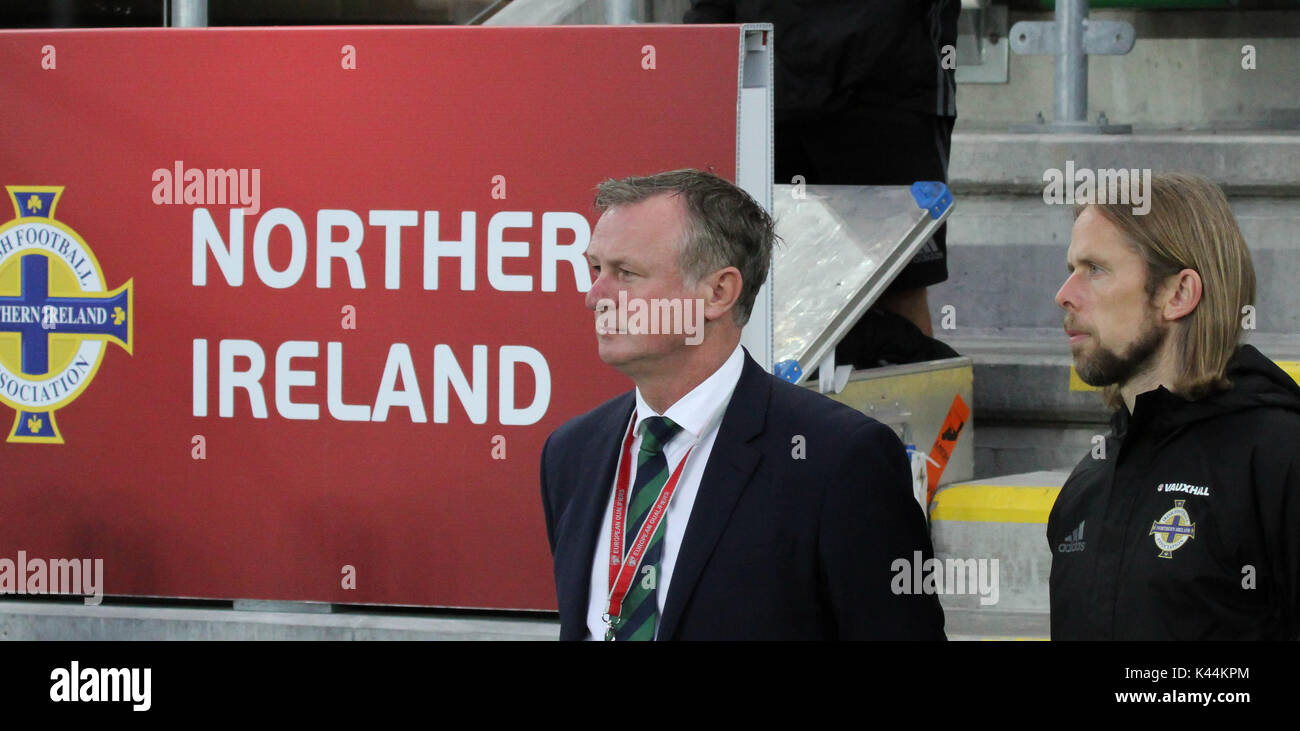 Stade national de football à Windsor Park, Belfast, Irlande du Nord. 04 septembre 2017. Qualification de la Coupe du Monde 2018 - L'Irlande du Nord / République tchèque. L'Irlande du manager Michael O'Neill (à gauche). Crédit : David Hunter/Alamy Live News. Banque D'Images