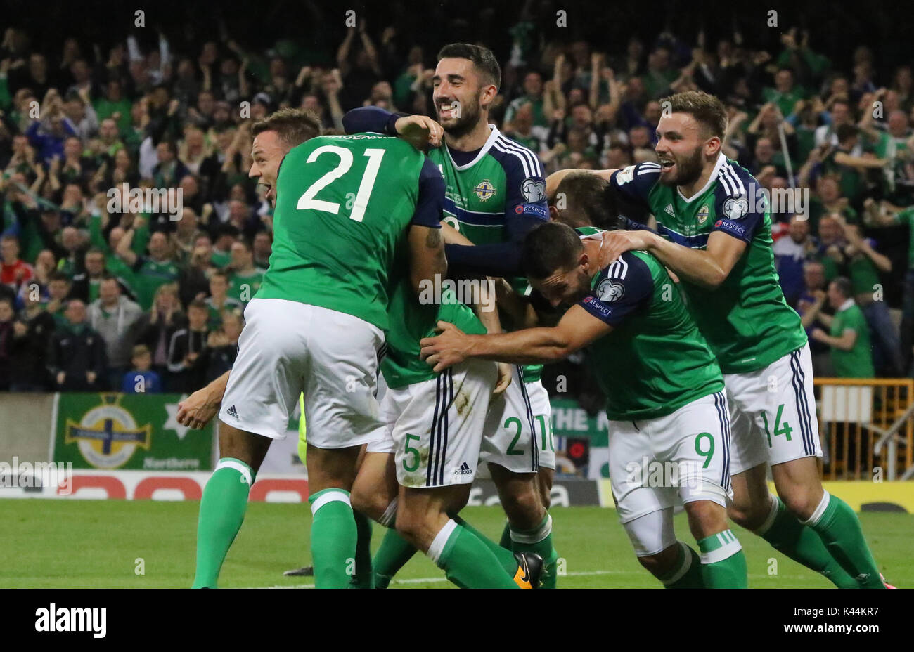 Stade national de football à Windsor Park, Belfast, Irlande du Nord. 04 septembre 2017. Qualification de la Coupe du Monde 2018 - L'Irlande du Nord / République tchèque. Delight for Northern Ireland's Jonny Evans (5) après son but. Crédit : David Hunter/Alamy Live News. Banque D'Images