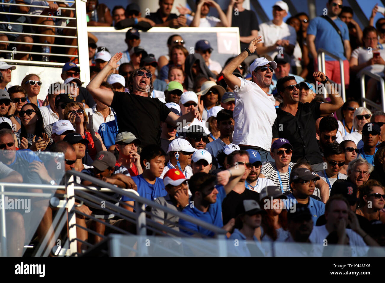 Flushing Meadow, New York, USA. 16Th Jun 2017. US Open de Tennis : Fans cheer, Juan Martin del Potro, de l'Argentine alors qu'il est en route pour vaincre nombre 6 Dominic Thiem ensemencées de l'Autriche en cinq ensembles à l'avance pour les quarts de finale à l'US Open à Flushing Meadows, New York. Crédit : Adam Stoltman/Alamy Live News Banque D'Images