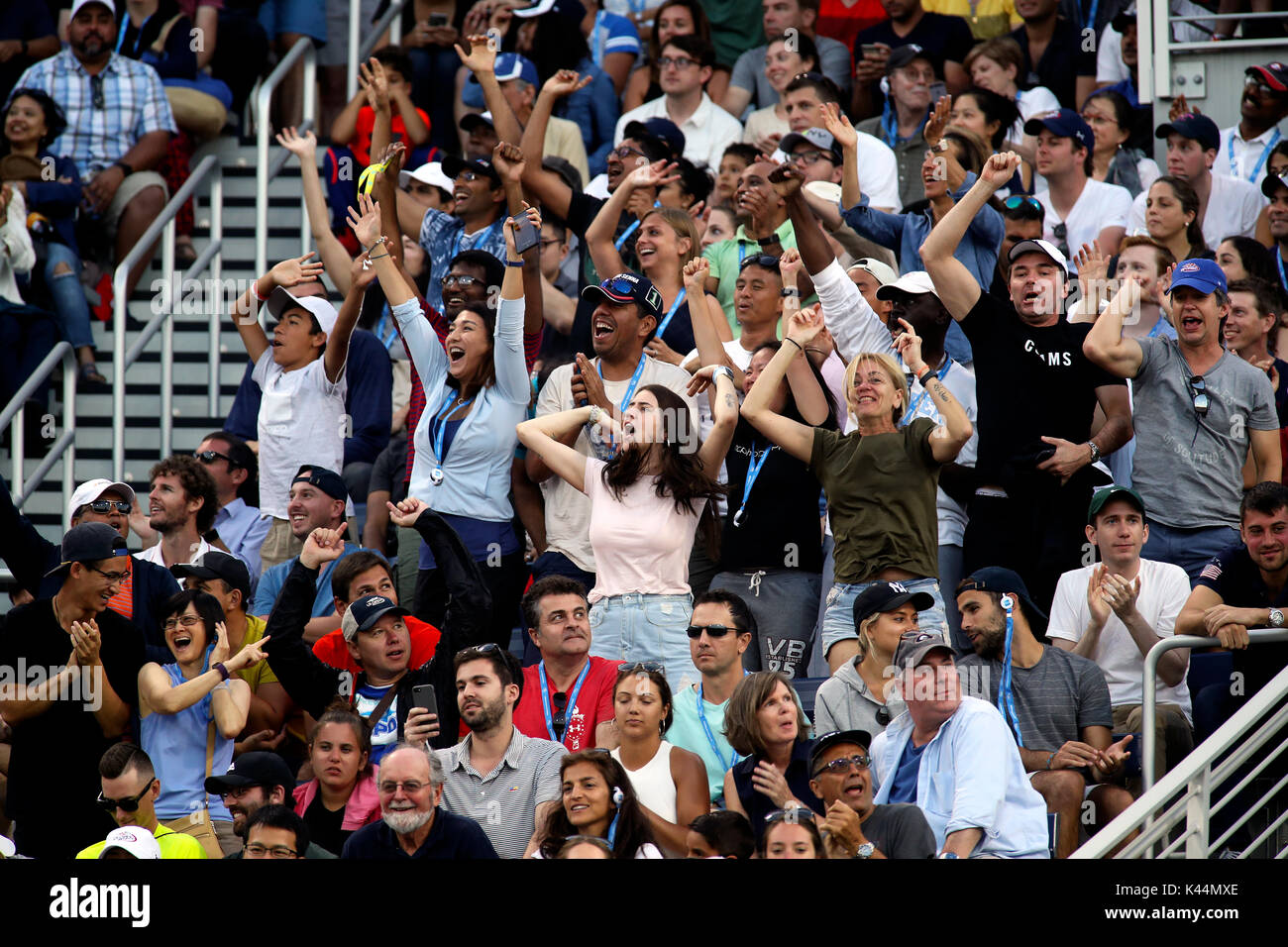 Flushing Meadow, New York, USA. 16Th Jun 2017. US Open de Tennis : Fans cheer, Juan Martin del Potro, de l'Argentine alors qu'il est en route pour vaincre nombre 6 Dominic Thiem ensemencées de l'Autriche en cinq ensembles à l'avance pour les quarts de finale à l'US Open à Flushing Meadows, New York. Crédit : Adam Stoltman/Alamy Live News Banque D'Images