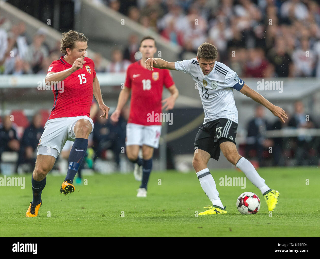 L'Allemagne Thomas Mueller (R) et la Norvège est Omar Elabdellaoui (L) lutte pour la balle tandis que la Norvège's Sander Berge montres, pendant la Coupe du Monde de football groupe de qualification match stade entre l'Allemagne et la Norvège de la Mercedes-Benz Arena de Stuttgart, Allemagne, 04 septembre 2017. Photo : Daniel Maurer/dpa Banque D'Images