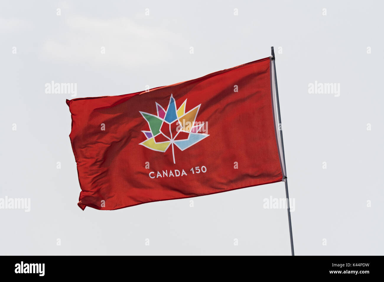 Abbotsford, Colombie-Britannique, Canada. 12Th Aug 2017. Un drapeau avec le logo officiel du 150ème anniversaire du Canada (150ème anniversaire). Credit : Bayne Stanley/ZUMA/Alamy Fil Live News Banque D'Images