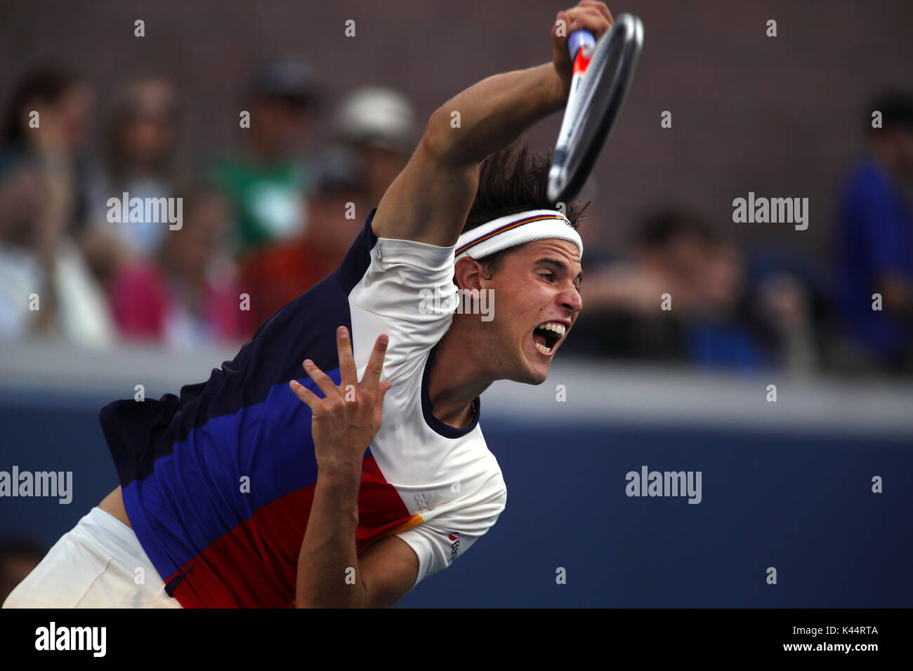 New York, États-Unis. 08Th Sep 2017. US Open de Tennis : New York, 4 septembre 2017 - numéro 6 têtes de Dominic Thiem sert d'Autriche au cours de sa quatrième ronde match contre Juan Martin del Potro de l'Argentine à l'US Open à Flushing Meadows, New York. del Potro a remporté le match en cinq sets à l'avance pour les quarts. Crédit : Adam Stoltman/Alamy Live News Banque D'Images