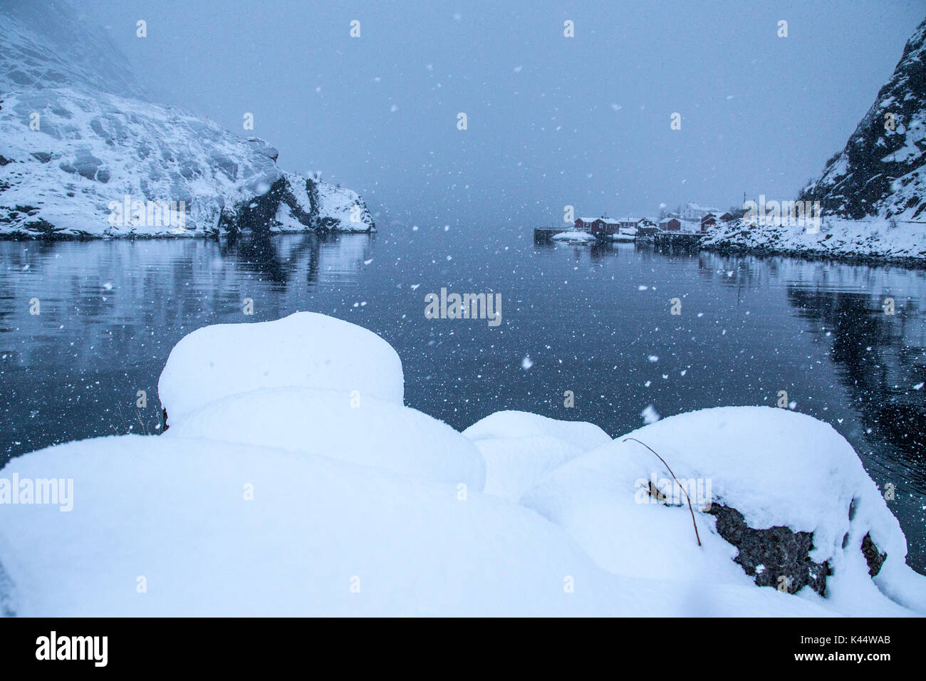 Les fortes chutes de neige sur le village de pêcheurs et la mer glacée Nusfjord îles Lofoten Norvège Europe Banque D'Images