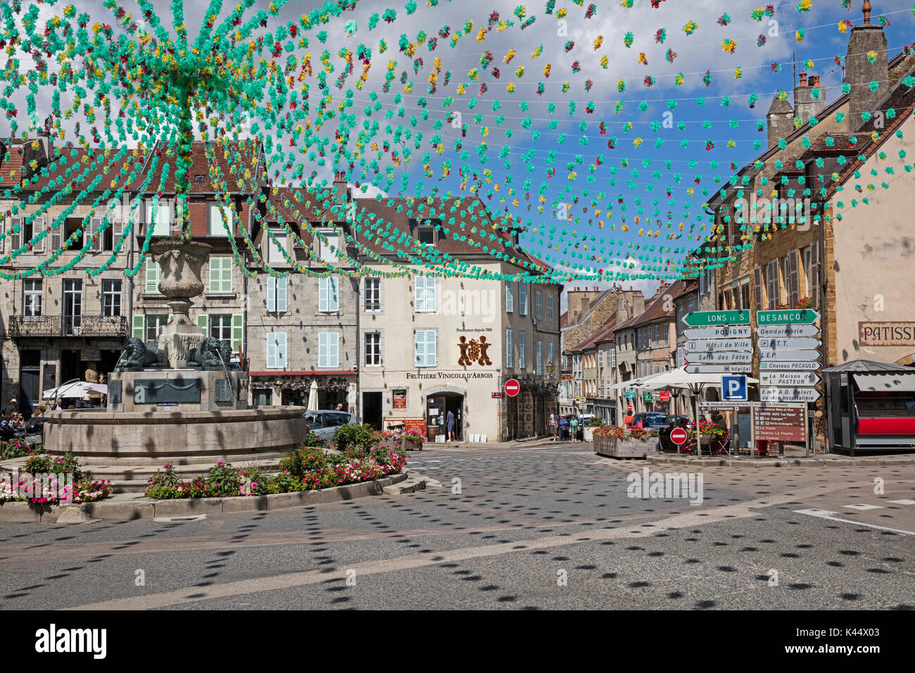Fontaine à décoré la place de la liberté / place de la liberté dans la ville d'Arbois, située dans le département du Jura, Franche-Comté, Lons-le-Saunier, France Banque D'Images