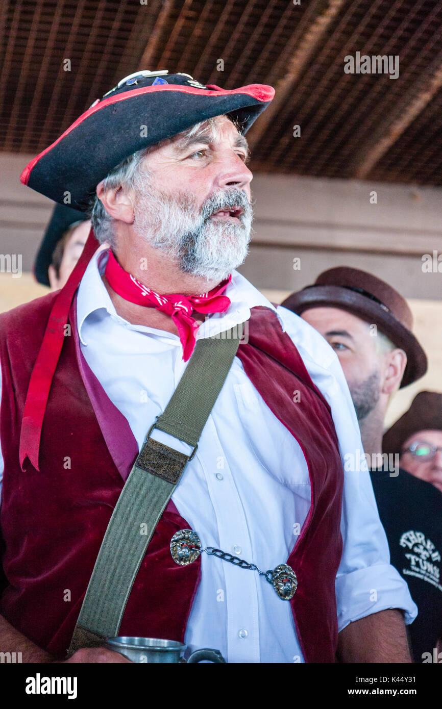 Broadstairs folk Semaine. Homme mature avec barbe grise debout, Close up, chantant des chants de marins, de porter le costume de marin du 18ème siècle. Banque D'Images
