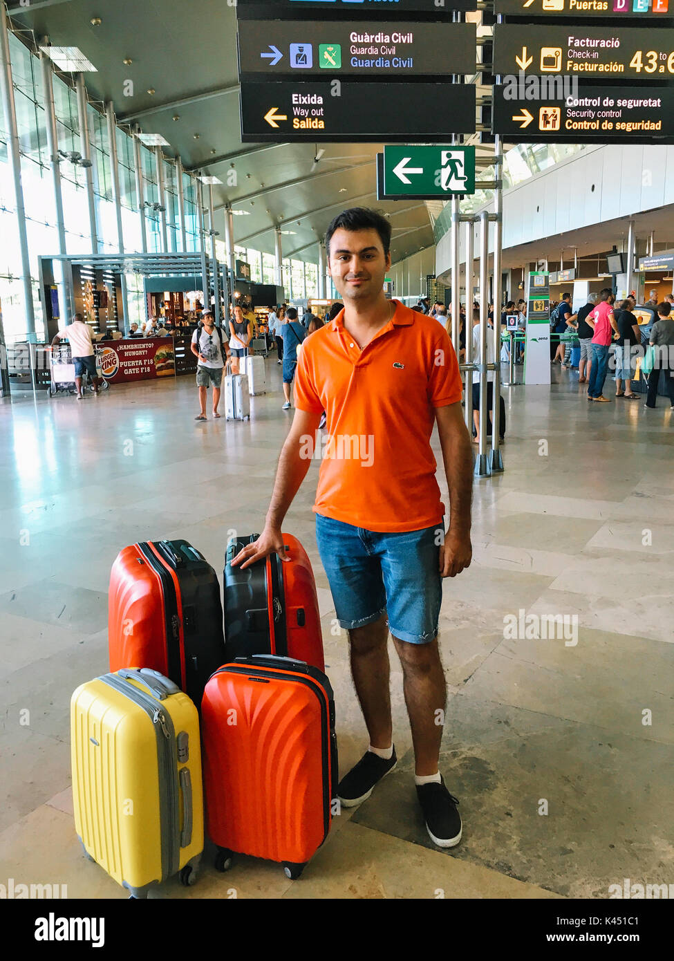 Valence, Espagne - août 06, 2016 : l'homme avec beaucoup de bagages sacs est en attente d'avion en terminal de l'aéroport. Banque D'Images