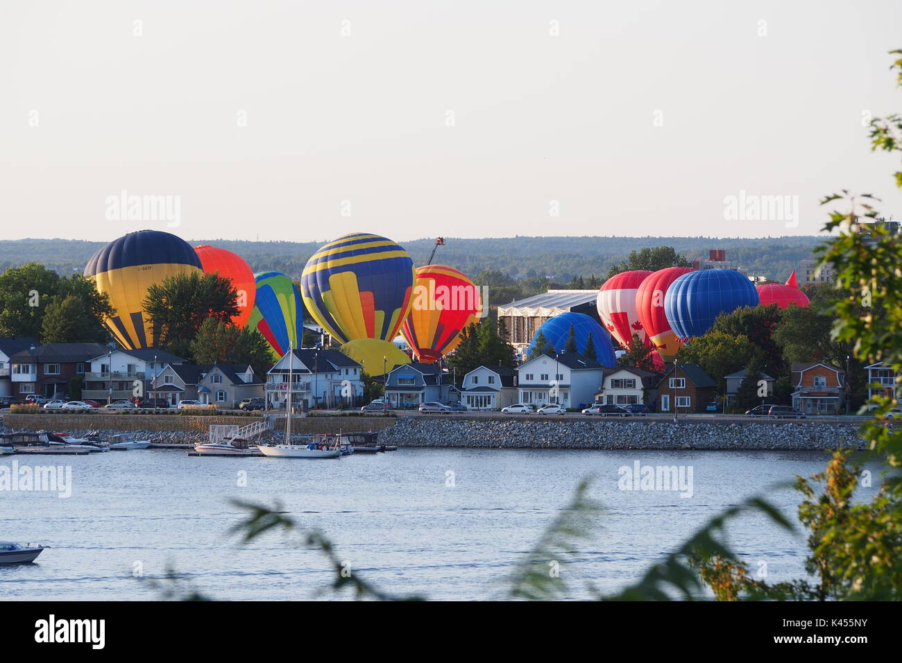 La montgolfière gonflée pour un vol captif à l'assemblée annuelle Festival de montgolfières de Gatineau, vus de Rockliffe Park, Ottawa, Canada. Banque D'Images