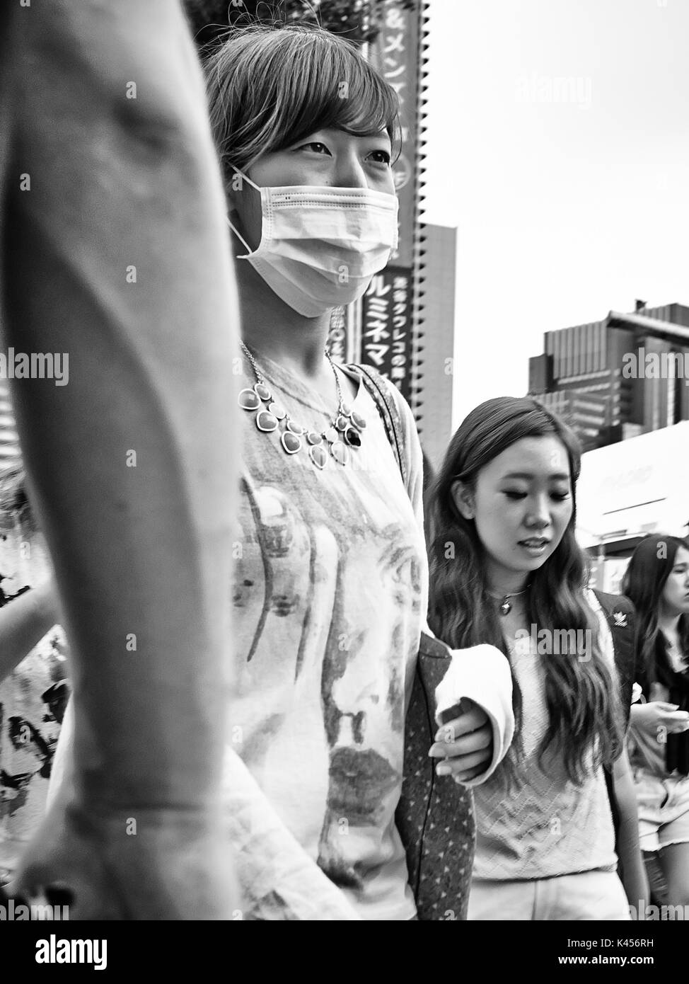 Femme japonaise à Tokyo avec un protège-dents contre la pollution de l'air Banque D'Images