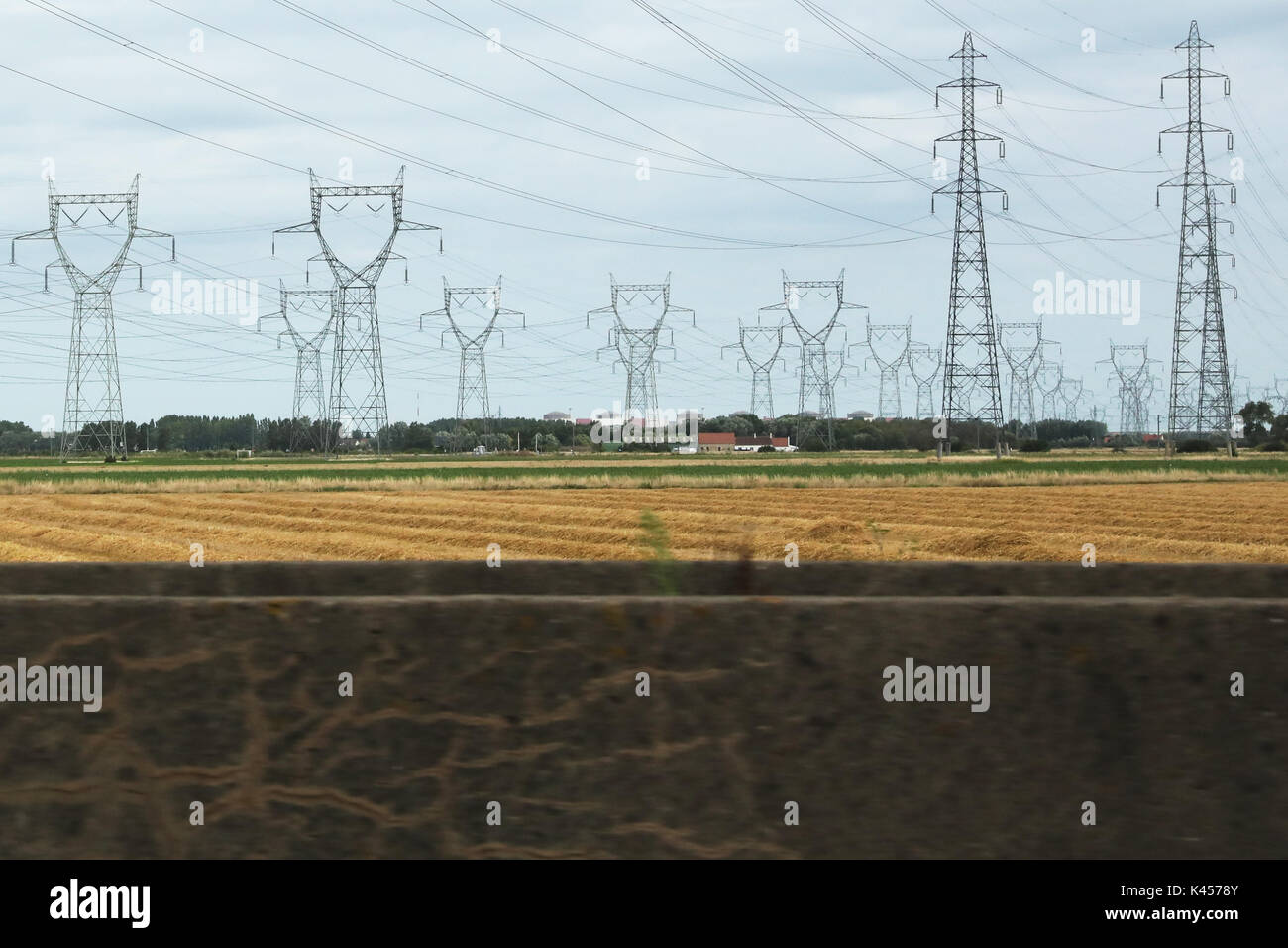Pylônes à haute tension E40 France Europe Photo Stock Alamy