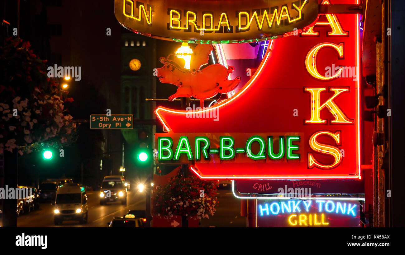 Les enseignes au néon de la rue Broadway à Nashville, Tennessee, la nuit Banque D'Images
