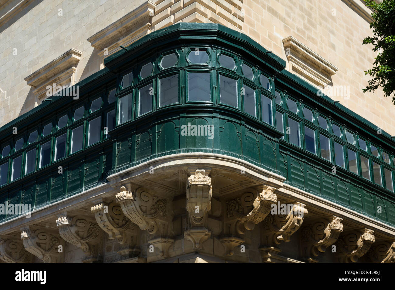 La Valette, Malte - vert fleuri sur balcon à la rue principale - Coin de l'ancien théâtre St et Saint Banque D'Images